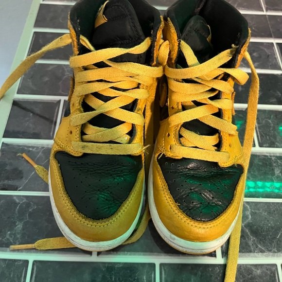 12s jordans black and yellow